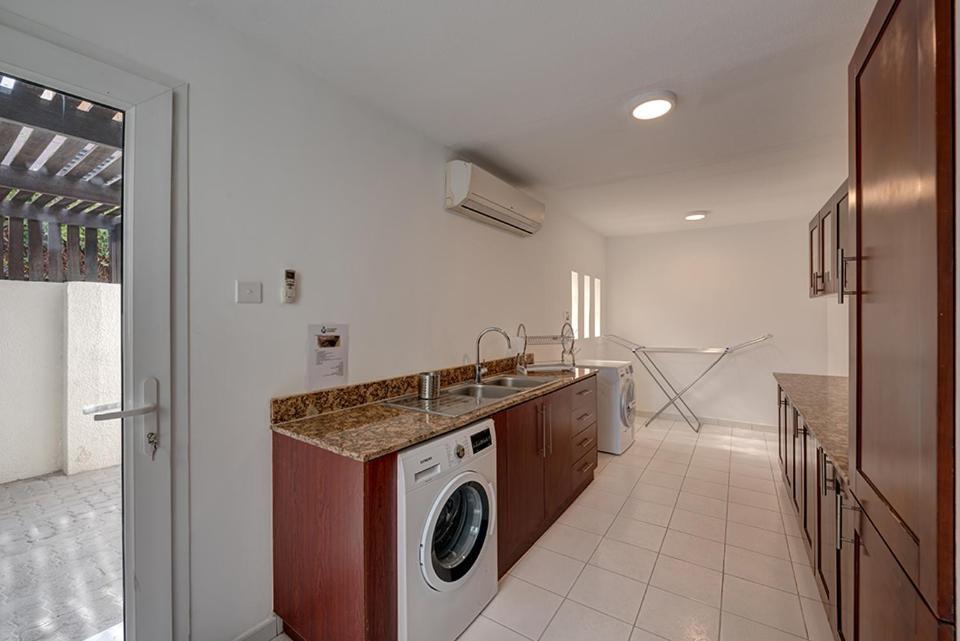 J5 Four Bedroom Villa Holiday Home In Al Wasl For Families Only Dubai Exterior foto